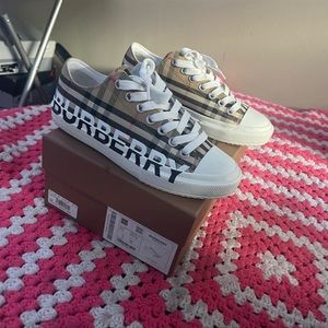 Burberry Sneakers 👟 Excellent Condition